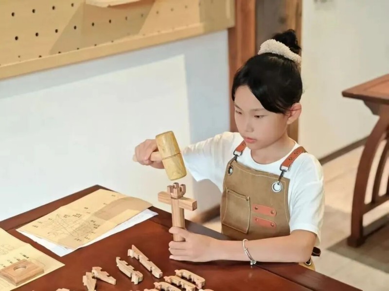 游玩趣味不止观光！景区超多沉浸式国风体验等你来解锁，祈福阁纳祥求福，还有国风手工、创意木艺、香囊DIY等趣味项目，更有实景演艺重现古镇千年故事。大人感悟古韵文脉，孩童解锁游玩乐趣，沉浸式感受传统文化的独特魅力。