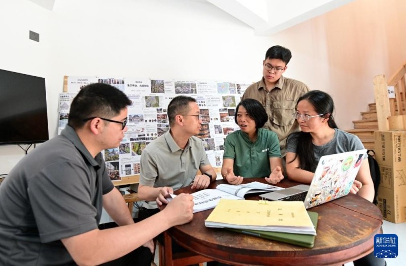6月5日，闽台乡建乡创驻村团队设计人员林红（前右二）向寿山乡工作人员介绍寿山村提升工程项目策划方案。新华社记者 林善传 摄