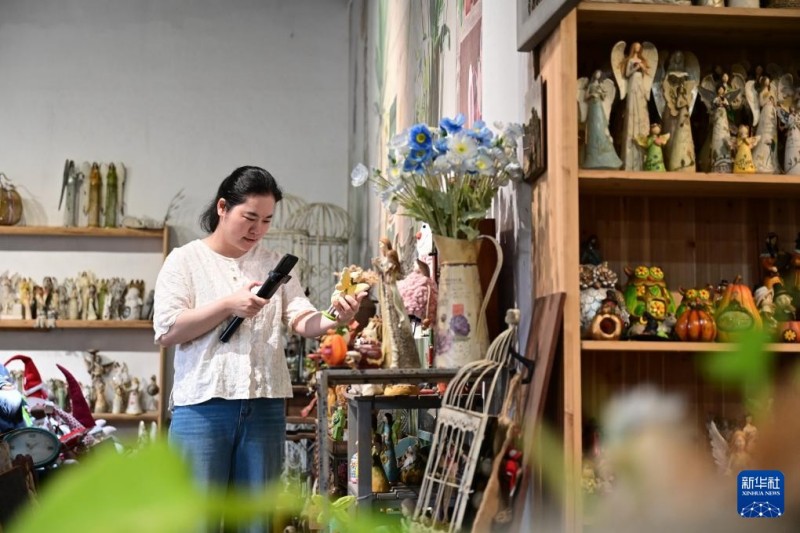 6月5日，在利用寿山村旧粮站改造的匠花园艺术空间，新村民宋泽鸯通过直播售卖工艺品。新华社记者 林善传 摄