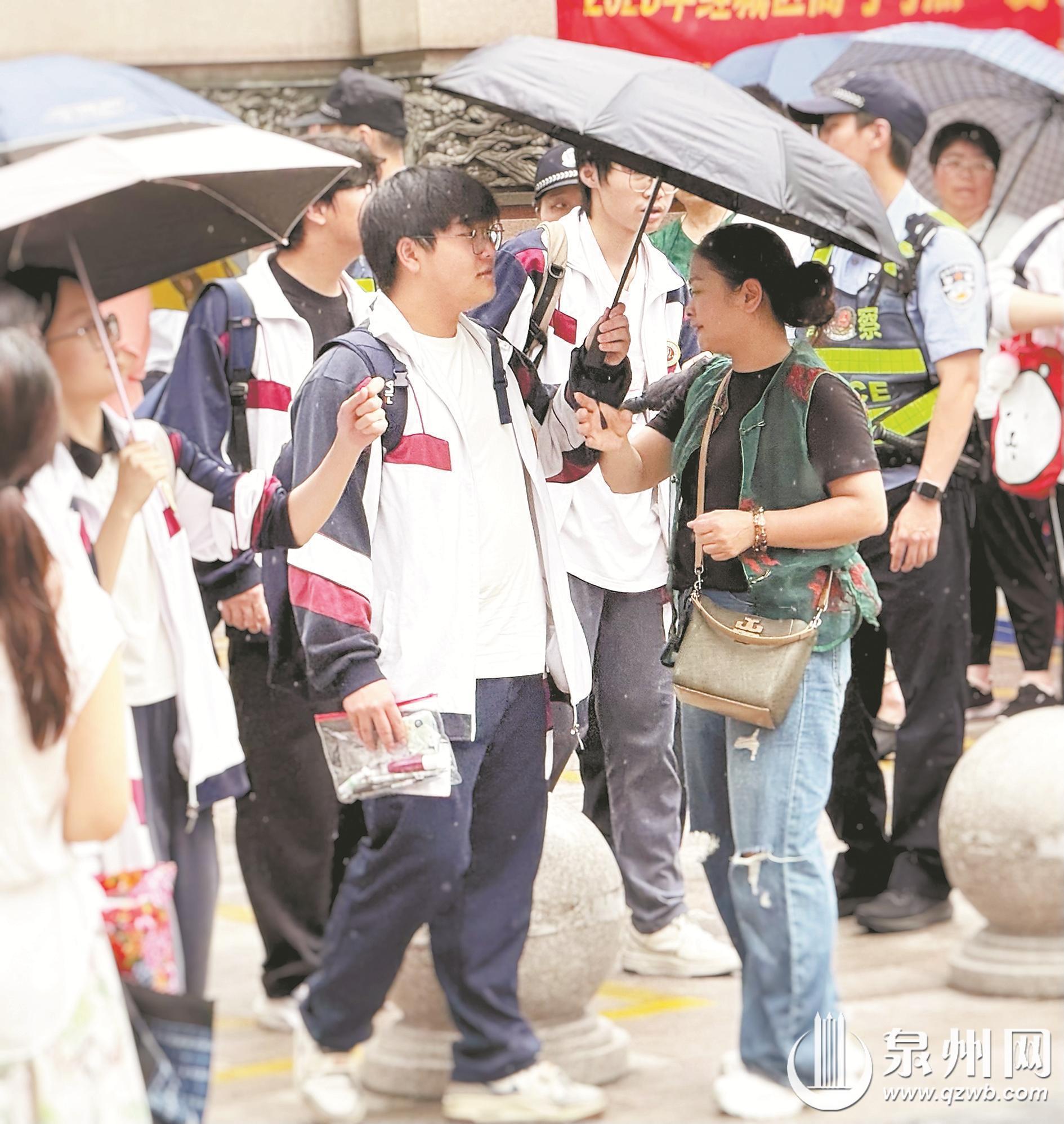 风雨相伴追梦路 点点善意暖考场