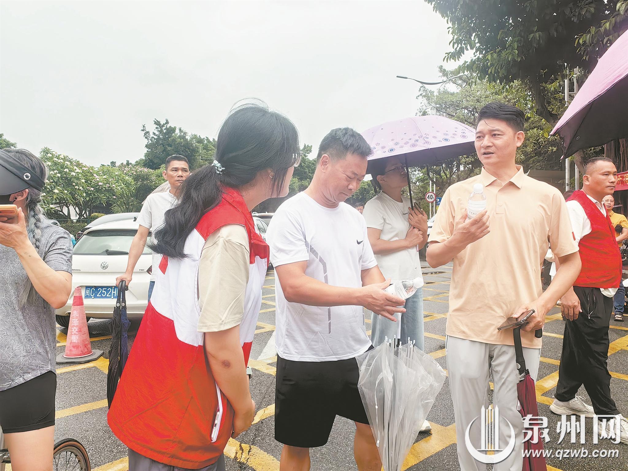 风雨相伴追梦路 点点善意暖考场