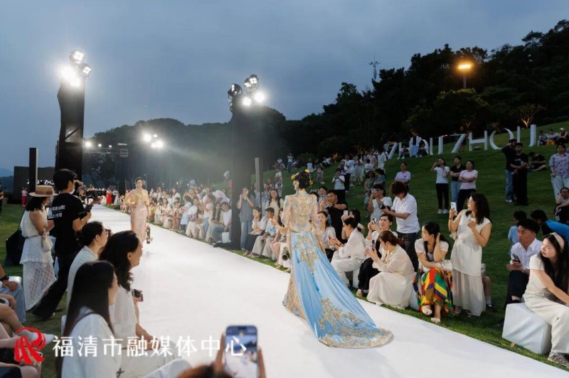 西式婚纱飘逸灵动、浪漫唯美，中式嫁衣剪裁考究、典雅端方，台下观众纷纷举起手机定格瞬间，沉浸式领略山水与嫁衣碰撞的独特美感。