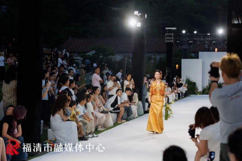西式婚纱飘逸灵动、浪漫唯美，中式嫁衣剪裁考究、典雅端方，台下观众纷纷举起手机定格瞬间，沉浸式领略山水与嫁衣碰撞的独特美感。