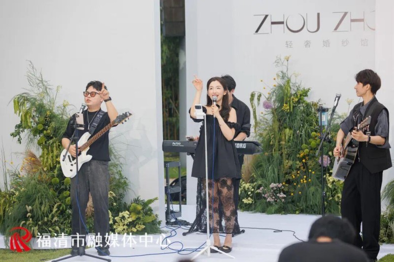 活动启幕前，现场乐队登台献唱，徐徐晚风裹挟着悠扬旋律，酝酿出缱绻浪漫的氛围。