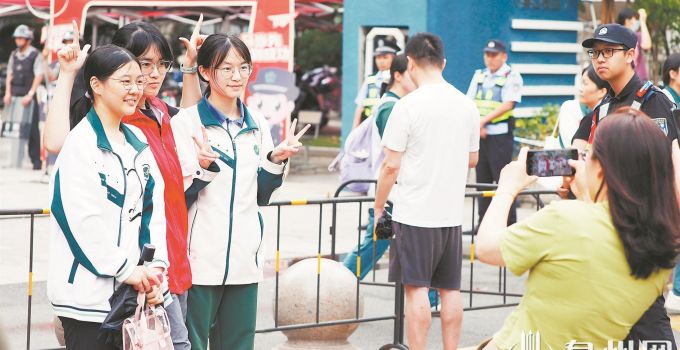 风雨相伴追梦路 点点善意暖考场