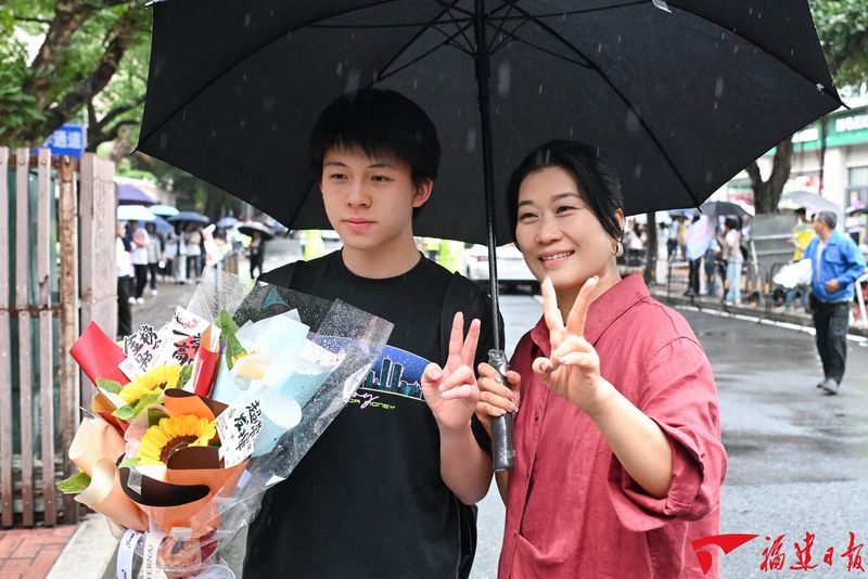 6月9日，福州屏东中学考点外，亲朋好友为考生送上鲜花和祝福。 本报记者 游庆辉 摄