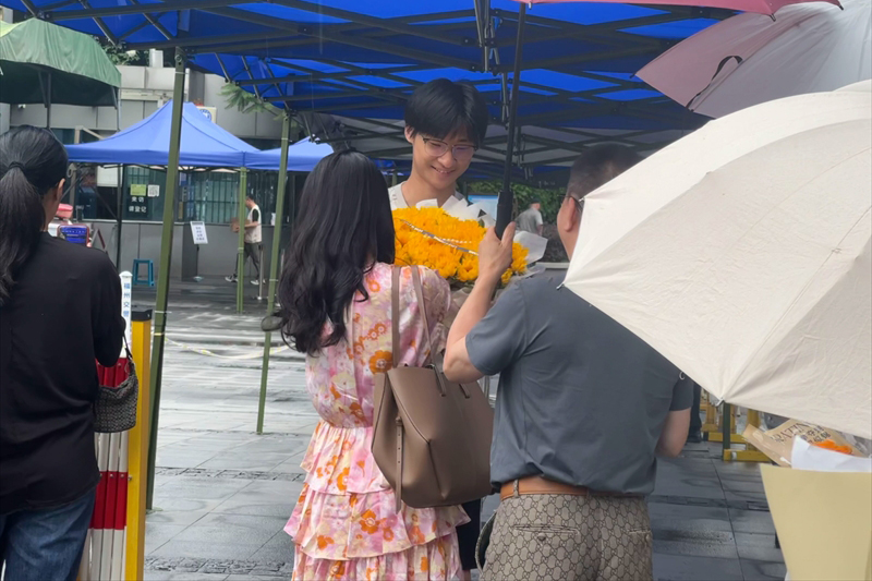 6月9日，福州教育附中考点外，一出考场家长用鲜花来欢迎孩子。