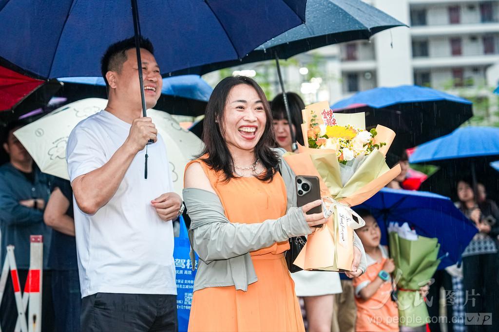 6月9日，福建省福州市晋安区福州第十中学考点，家长手捧鲜花迎接考生。