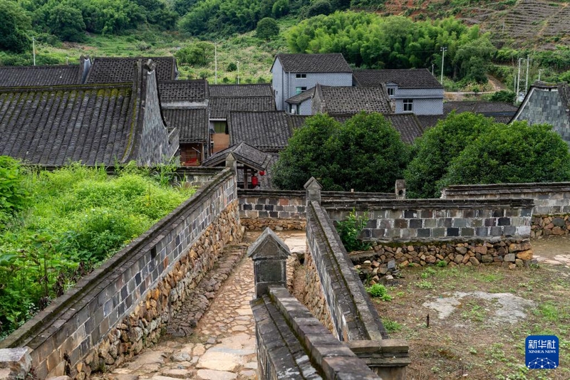 这是6月10日拍摄的半月里村。新华社记者 张笑宇 摄