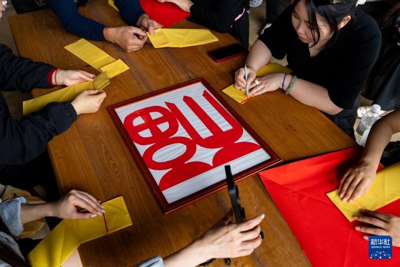 6月10日，几名播客博主在半月里村录制体验市级非物质文化遗产畲族手剪的视频。新华社记者 张笑宇 摄