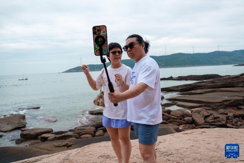 6月11日，两名来自泰国的播客主播在霞浦县下尾岛创作。新华社记者 张笑宇 摄