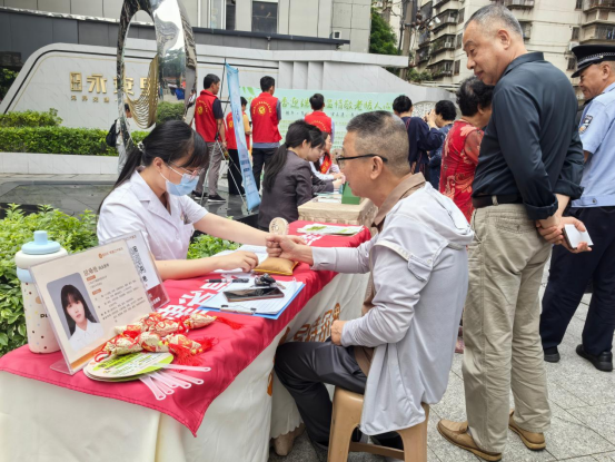 福州温泉街道金汤社区物业党建联建“粽叶飘香迎端午 温情敬老暖人心”活动