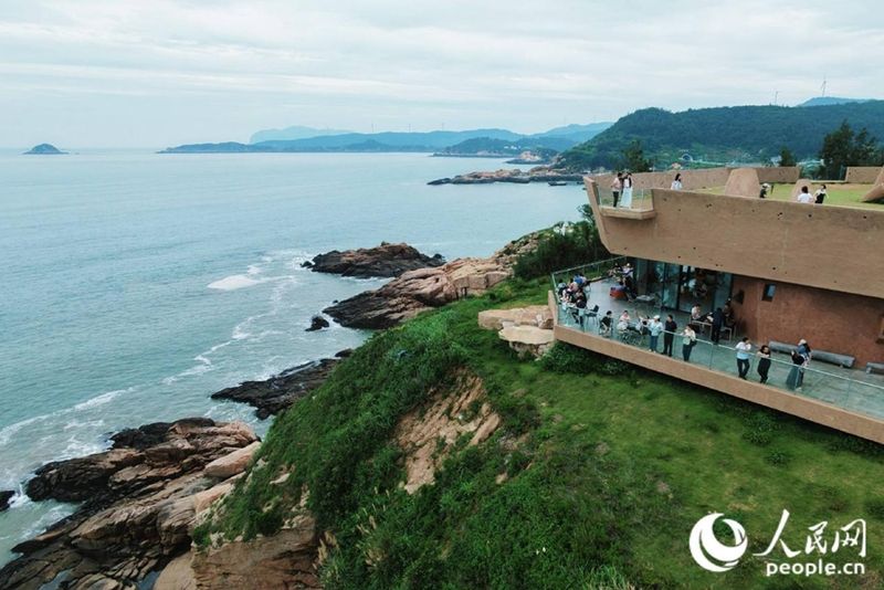 位于霞浦东海1号滨海风景道的丹湾观景台。人民网 林铭贤 摄