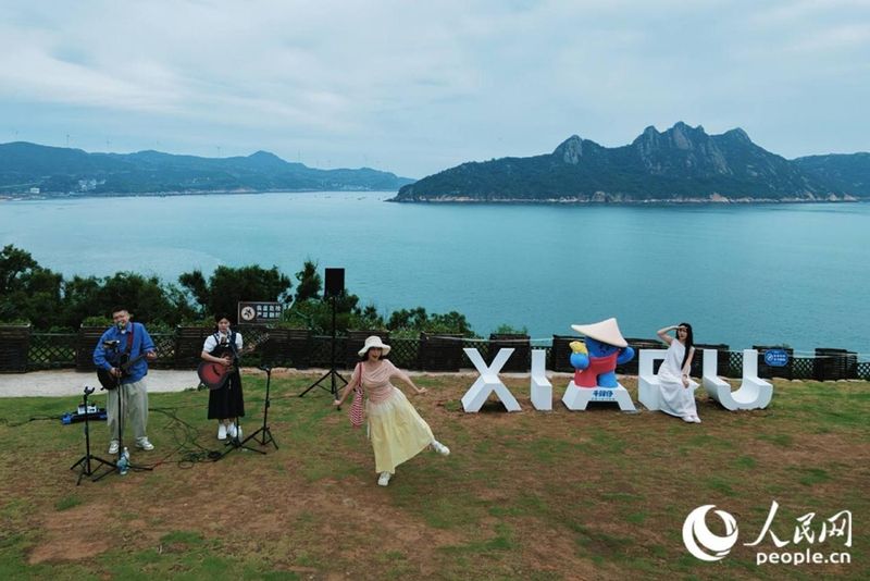 在霞浦，滨海演出不期而遇。人民网 林铭贤 摄