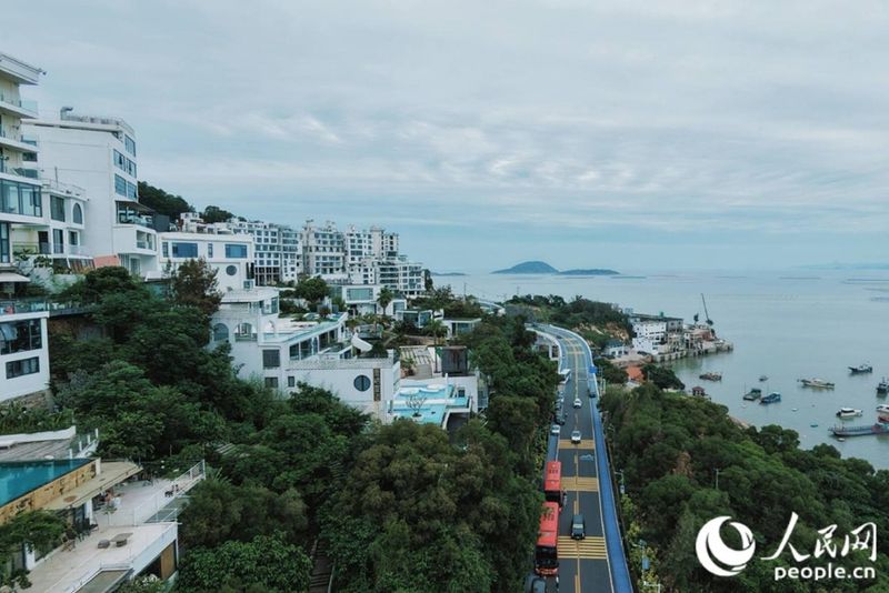 G228线滨海风景道与东壁村民宿群。人民网 林铭贤 摄