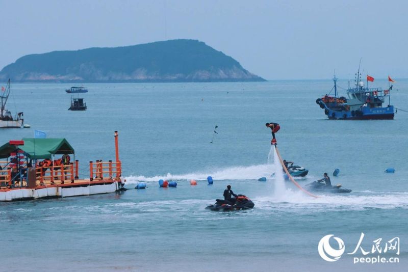 大京沙滩新增水上运动项目，丰富滨海文旅体验。人民网 林铭贤 摄