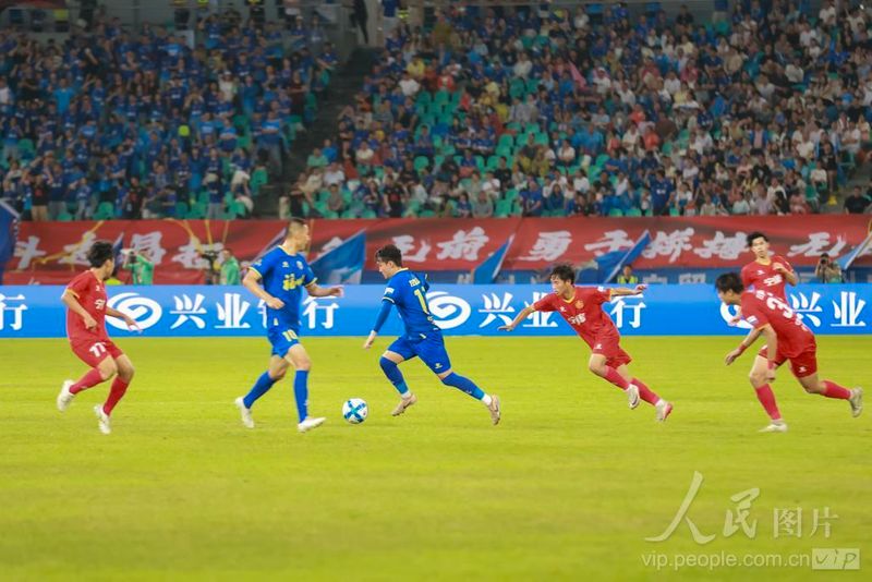 福州海峡奥体中心体育场，足球队员正在激烈比拼。