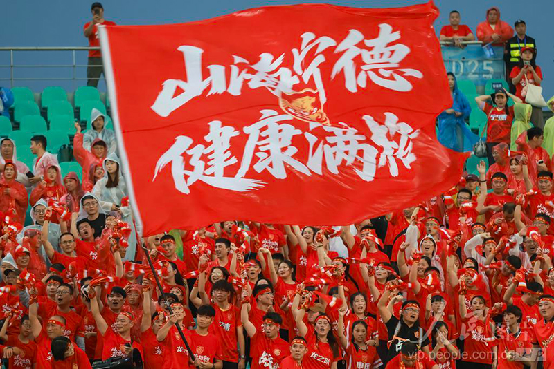 福州海峡奥体中心体育场，球迷正在给运动员加油助威。