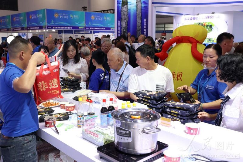 6月12日，市民在福州渔博会展区购物。
