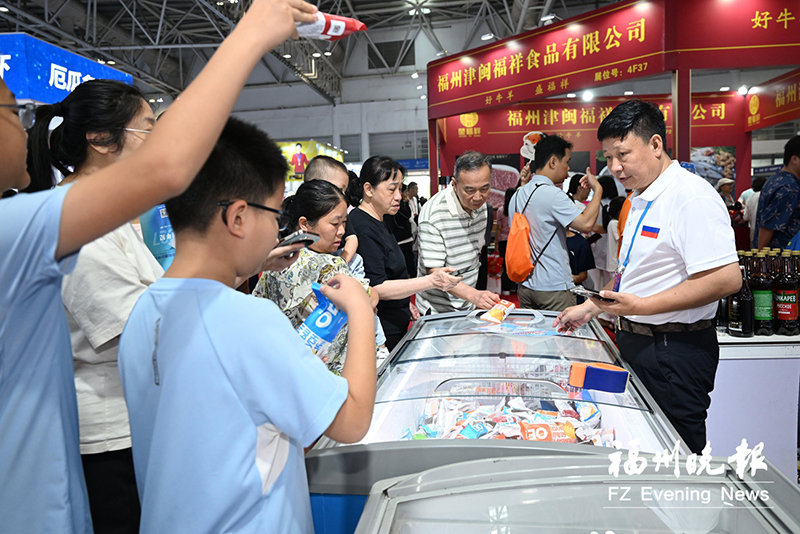 市民在俄罗斯馆购物。记者 池远 摄