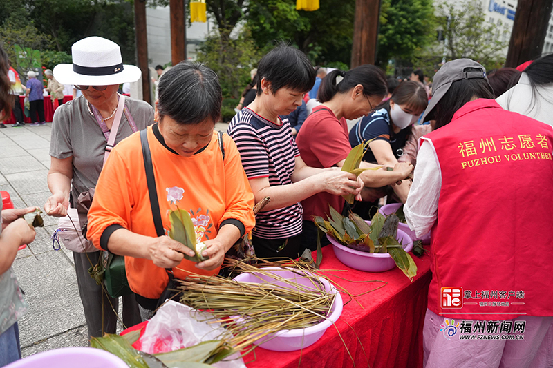 活动现场设置了包粽子区域和节气非遗体验区，居民们热情高涨。