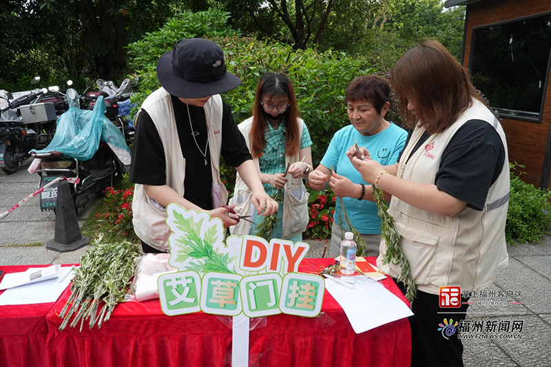 香囊DIY、五彩绳编织、艾草门挂等非遗体验同样吸引了众多居民参与。