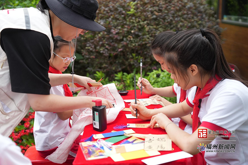 香囊DIY、五彩绳编织、艾草门挂等非遗体验同样吸引了众多居民参与。