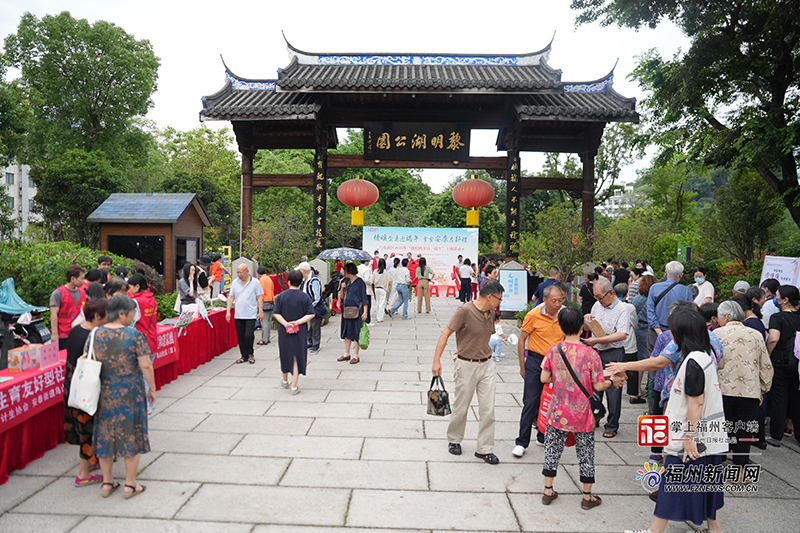 6月12日上午，由鼓楼区委社会工作部、安泰街道党工委等单位主办，乌山社区党委承办的“情暖企退迎端午 岁岁安康启新程”主题活动在黎明湖公园热闹开展，辖区企退人员、困难群众及居民代表共聚一堂，共迎端午佳节。
