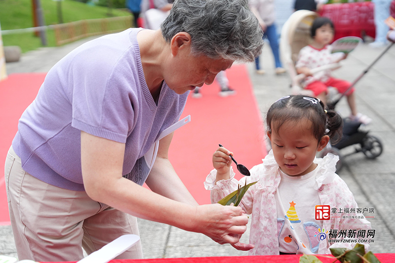 活动现场设置了包粽子区域和节气非遗体验区，居民们热情高涨。