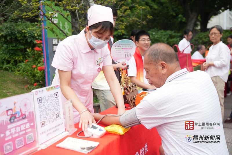 除了丰富的民俗体验，活动现场还设有“粽意满满·服务无忧”便民服务专区。