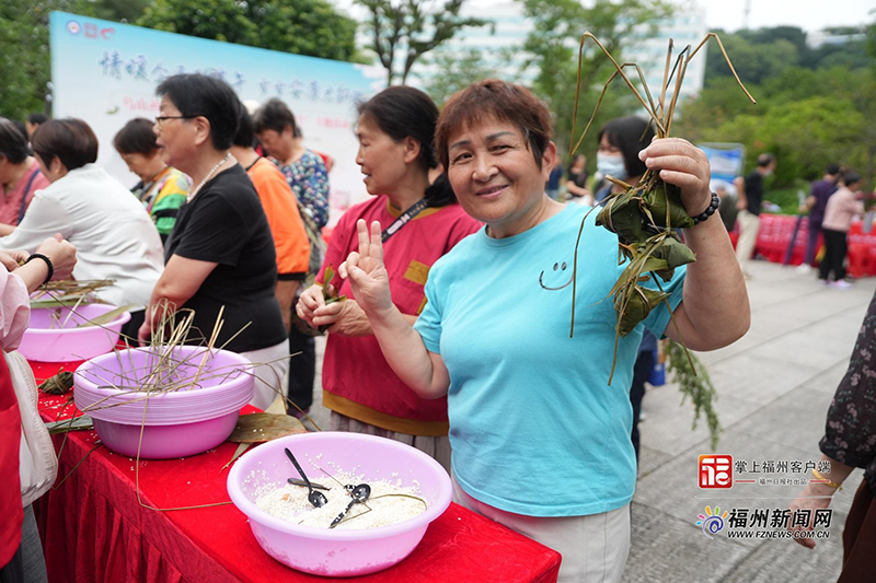 家住乌山社区的张阿姨笑着向记者展示她亲手做的粽子。
