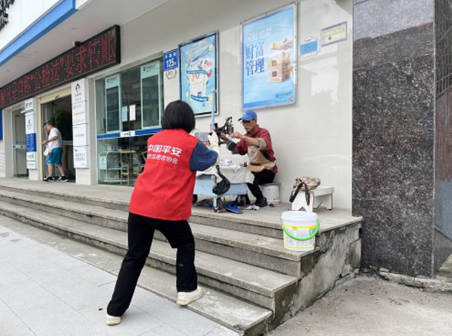“移动照相馆”开进老街，只为看见这些沉默的父亲