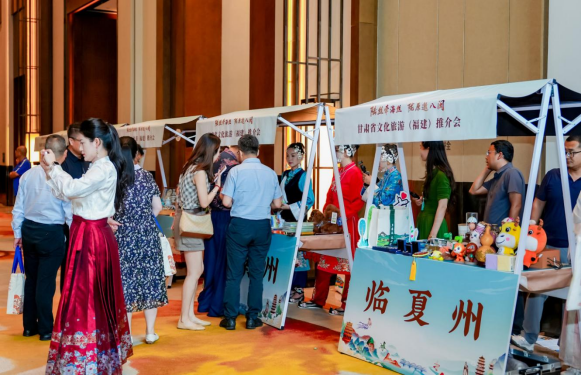 会场外以市州为单元设置的特色展台。主办方 供图