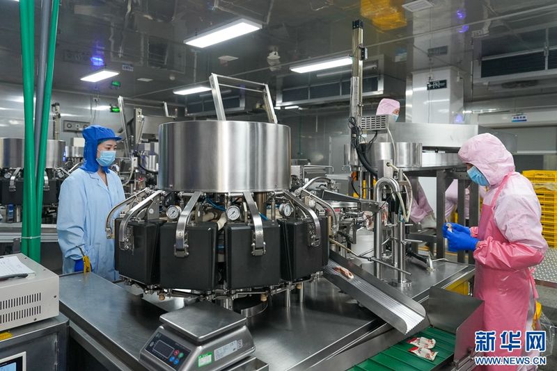 这是福建省渔家翁食品有限公司肉制品生产车间，工人在机台前工作。金融“活水”助力企业引入全自动化设备，大大提高生产效率。新华网 肖和勇 摄