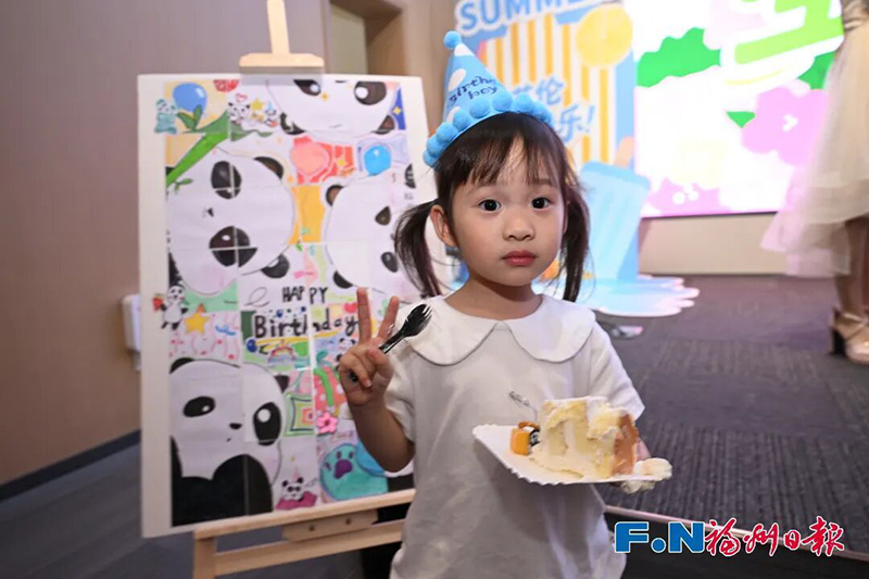 紧邻园区的福州西湖国际学校的小朋友们，专程为“艾伦”“科豆”绘制了色彩斑斓的熊猫主题画作与手写祝福卡。记者 叶诚 摄