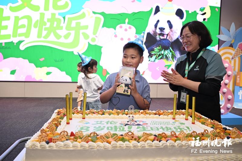 与“艾伦”同年同月同日生的小朋友收到生日礼物。记者 叶诚 摄