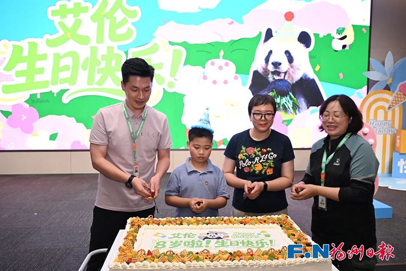 与“艾伦”同年同月同日生的小朋友收到生日礼物。记者 叶诚 摄