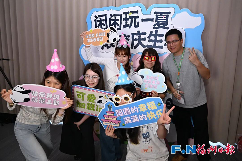 园区还设置了拼贴手账、大型拼豆共创生日定制印章等互动专区，游客可亲手参与熊猫元素创作，真正实现了园区“日日有新意”的运营承诺，让每一趟到访都充满新鲜感。