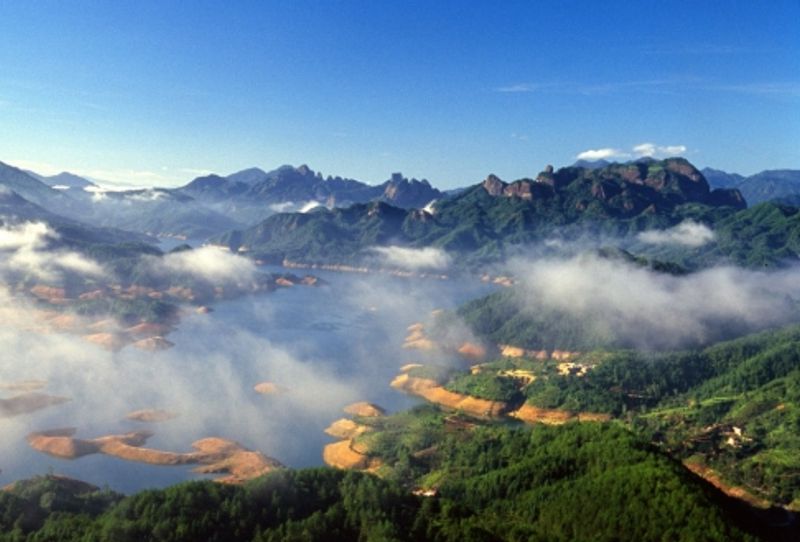 金湖水面映照着赤红山崖，雨季百瀑如练，旱季岩脉裸露如骨。图源：泰宁文旅