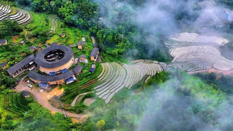 在闽西南的群山之间，一座座福建土楼静静伫立。图源：福建日报