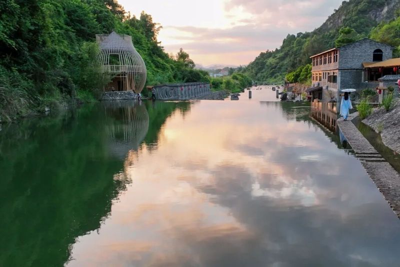 告别云上茶乡的悠然后，让我们移步国家3A级旅游景区——丹阳镇贝里蟹谷，奔赴一场治愈满满的森林之约。