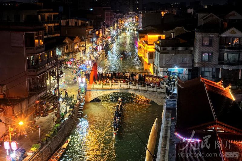 6月14日晚，在福建省福州市长乐区三溪村，龙舟竞渡，热闹非凡。王旺旺 摄
