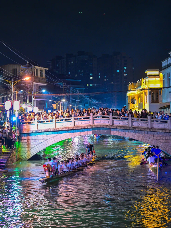 6月14日晚，在福建省福州市长乐区三溪村，龙舟竞渡，热闹非凡。姜亮 摄