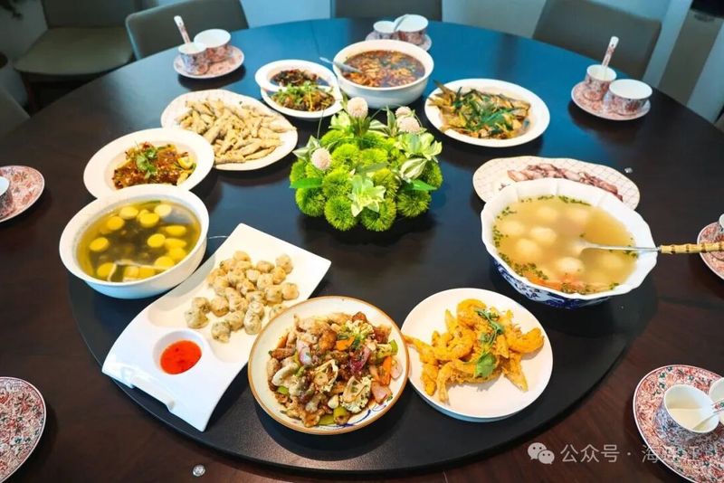 跟随“海连江”走进位于黄岐镇的 晓食大排档 ，一同来解锁地道的黄岐海味。