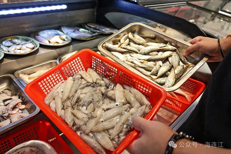 跟随“海连江”走进位于黄岐镇的 晓食大排档 ，一同来解锁地道的黄岐海味。
