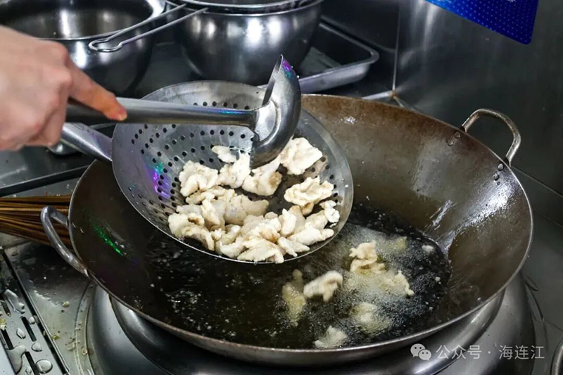 跟随“海连江”走进位于黄岐镇的 晓食大排档 ，一同来解锁地道的黄岐海味。