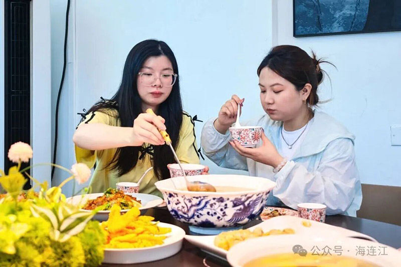跟随“海连江”走进位于黄岐镇的 晓食大排档 ，一同来解锁地道的黄岐海味。