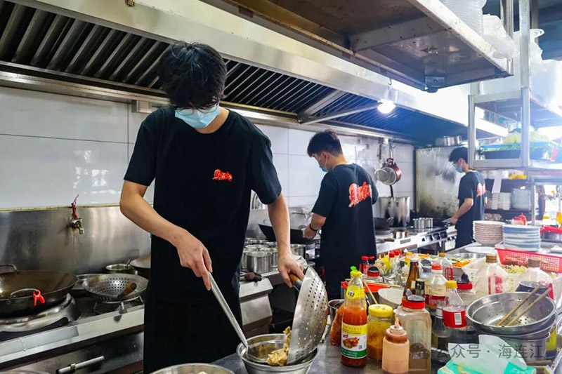 跟随“海连江”走进位于黄岐镇的 晓食大排档 ，一同来解锁地道的黄岐海味。