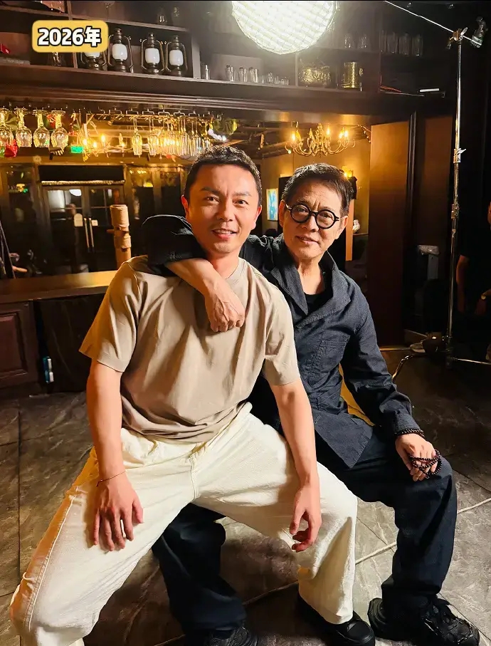 李连杰晒与谢苗同框合影 配文“一眨眼，儿子就长大了” 