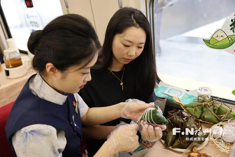 G1634次列车打造端午“流动文化集市”